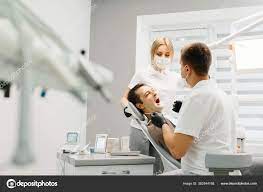 在牙科诊所工作的牙医助理— 图库照片©Amvorsuf＃362844168