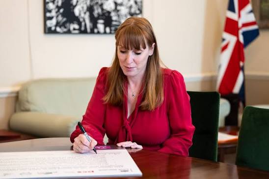Angela Rayner is facing calls to return a £16,876 exit payment after she  was reappointed to her old job as Housing Secretary 🔗  https://www.telegraph.co.uk/politics/2026/07/21/angela-rayner-urged-return-housing-secretary-exit-payment/?WT.mc_id  ...
