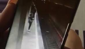 Video Momentul In Care Cea De A Doua TanÄƒrÄƒ Este ImpinsÄƒ In FaÈ›a Metroului Din BucureÈ™ti Ue Externe Unimedia