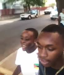Estes dois jovens aprecem num vídeo que está circular nas redes sociais  espancand0 um senhor, numa das avenidas da cidade de Maputo.