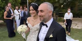 İsmail saymaz, liseli yıllardan itibaren okuyucusu olduğu radikal gazetesine, 2002 yılında stajyer olarak girdi. Ismail Saymaz Ile Seyda Sayar Evlendi