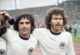 Décadas antes de o mundo conhecer nomes como cristiano ronaldo e lionel messi, o futebol viu um artilheiro por natureza: Gerd Muller Gerhard Muller