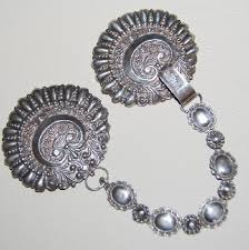Agrafes De Mante Elles Servent A Maintenir Fermes Les Deux Pans Opposes Des Mantes Manteaux Capes Ou Enveloppes Faites Avec Images Drap De Laine Objets Anciens Objets