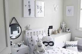 Nina memadukan roknya dengan blouse putih, sedangkan fella memilih mengenakan kemeja berwarna. 8 Inspirasi Desain Interior Kamar Tidur Bagi Penyuka Warna Hitam Putih Arsitag