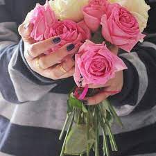 رمـزيات on instagram holding flowers love flowers pink roses