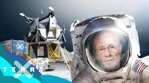 Da es auf dem mond keine atmosphäre gibt, kann im gegensatz zur erde auch keine bestimmte wellenlänge herausgefiltert werden. War Die Mondlandung Ein Fake Die Verschworungstheorie Zdfmediathek