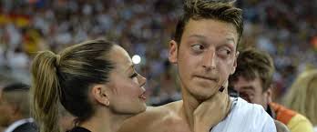 Alman milli takımı ve arsenal in türk asıllı yıldız futbolcusu mesut özil , 2012 yılından beri birlikte olduğu müzisyen sevgilisi mandy grace capristo dan ayrıldı. Mesut Ozil Mandy Grace Capristo Ile Baristi Magazin Haberleri Ntv