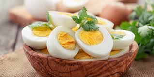 Primul motiv il reprezinta diferenta de temperatura dintre oul scos din frigider si apa care a atins punctul de fierbere. Ouale Beneficii Si Retete Simple De Incercat Acasa Cat De Sanatoase Sunt