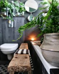 een urban jungle maken van je badkamer met veel groen en de juiste accenten lukt dat in een handomdraai urban jungle badkamer groen groene badkamer badkamer