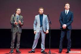 Look How Ridiculously Tall Tom Hiddleston Is Compared To Mark Ruffalo And Jeremy Renner Tom Hiddleston Jeremy Renner Actors
