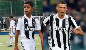 علما أن النجم البرتغالي كريستيانو رونالدو ظهر لأول مرة مع جورجينا رسميا، في يناير 2017، عندما اصطحبها معه إلى حفل جائزة الكرة الذهبية التي توج بها صاروخ ماديرا كريستيانو رونالدو. Ø§Ù†ØªØ¸Ø±ÙˆØ§ ÙƒØ±ÙŠØ³ØªÙŠØ§Ù†Ùˆ Ø¬ÙˆÙ†ÙŠÙˆØ± Ø§Ù„Ù…ÙŠØ§Ø¯ÙŠÙ†