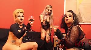 Lohanny Brandao, May Rodrigues, Barbara Costa em Elas sao dark ... mas o  presente é dourado - por Lony Fetiches Halloween Chuva Dourada