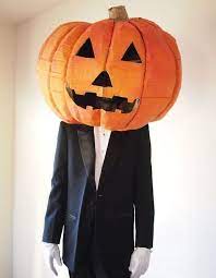 Ma Maison Est En Carton 25 Idees Pour Creer Facilement Un Deguisement En Carton Deguisement Citrouille Costume Citrouille Deguisement Halloween Fait Maison