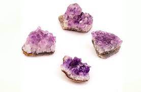 Doğal taşların yararları bilimsel bir gerçeğe dayanmamakla birlikte, eski inanışlardan ve bugüne kadar kullananlardan ötürü çeşitli güçleri oldukları varsayılıyor. Hangi Degerli Tasi Secmeliyim Altinbas Life