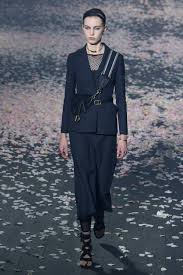 Gli abiti da sera 2019 presentati in passerella a parigi dagli ultimi couturier sono creazioni sublimi di alta sartoria dove è l'impercettibile a fare la. Christian Dior Spring 2019 Ready To Wear Collection Vogue
