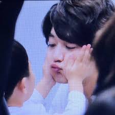 MINHO and Sian cute moment at Beijing airport Credit @pencil1209 via  @shineshinee0525 Editor Rose