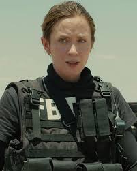 Emily blunt, josh brolin, and benicio del toro shine in denis villeneuve's harrowing, unsettling thriller. Emily Blunt Takes On The Cartel In New Sicario Trailer Geektyrant Hubsche Frau Frau Schachspiel
