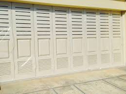 Pintu garasi mobil kini tak lagi terpaku pada model standar dengan material kayu. Pintu Garasi Minimalis Desain Harga Pintu Garasi