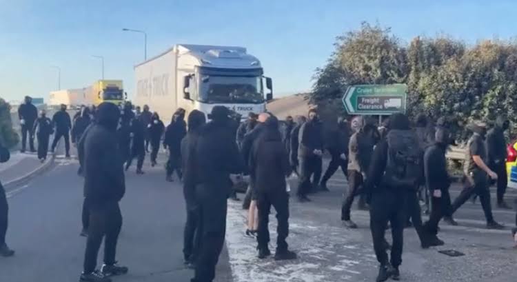 Intimidating' masked protesters block access to Dover port in 'stop the boats' protest – sparking traffic chaos | The Independent