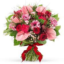 Un bouquet cœurdes roses rouges et 1 rose blanche dans son écrin de verdure, une création originale. Valentine S Bouquet Roses Anthurium Delivery In Germany By Giftsforeurope