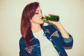 Mulher Moderna Bebendo Cerveja Foto Gratis