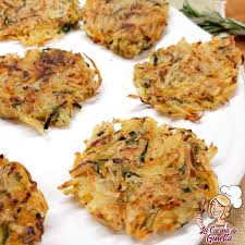 Aggiungere un pó di olio, sale e del formaggio grattugiato. Pizzette Rosticciate Di Patate Zucchine E Carote Nel 2021 Ricette Zucchine Pizzette