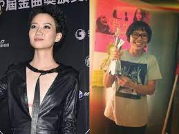 及後，好友兼at17成員林二汶到盧凱彤的寓所跟遺孀余靜萍及盧凱彤的父母商量身後事，而喪禮主要由盧凱彤公司人山人海協助她的家人辦理 。 同年8月，唱片公司環球音樂表示ellen生前為新碟錄了《光》和幾首未曝光的作品，有望於同年內以單曲形式推出 19 。 ç•™çµ¦å¤ªå¤ª700å°æƒ…æ›¸ ç›§å‡±å½¤ è¦ªæ‰‹å¯«æ»¿9å¹´çš„æ„› ç„¡åæŒ‡å°ä¸Šæˆ'æ˜¯ä½ çš„ Ettodayæ˜Ÿå…‰é›² Ettodayæ–°èžé›²