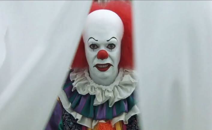Tim Curry caracterizado de Penniwyse. WARNER BROS.