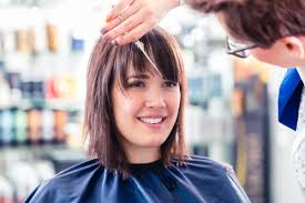 Un chignon banane bas décoiffé avec des mèches encadrant le visage. Coupe De Cheveux Femme Criteres De Choix Ooreka