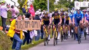 In case you haven't seen that tour de france 2021 crash video circulating online, a spectator and her cardboard sign took out dozens of cyclists in this year's race. Znq6m2w Yinr M