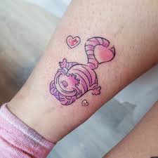 Sur La Cheville Droite Cheshire Cat Tattoo Alice And Wonderland Tattoos Tattoos
