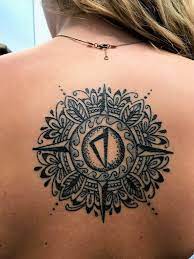 Cosmopolitan Tattoo Tatouage Femme Dos Creation Mandala Personnalise Noir Et Gris