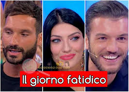 Entrano in studio i nuovi tronisti giacomo, massimiliano e ovviamente sophie che indossa un vestito lungo dorato con paillettes e manica lunga e uno spacco sul lato. Anticipazioni Uomini E Donne Giovanna Abate Sceglie Oggi Il Vicolo Delle News