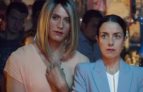 En esta comedia de humor negro, una adinerada matriarca intenta. La Casa De Las Flores Review Whatson