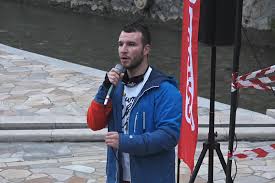 A mi kis falunk és a mellékhatás mostanság aktivistaként tevékenykedő színésze, molnár áron volt a zebra az álarcos énekesben. Noar Ebreszto Molnar Aron Slam Poetry Eloadasa A Szinva Teraszon Video Borsod24