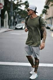 C'est donc le moment de ranger notre parfum d'hiver et d'opter pour des notes fraîches et une concentration légère qui vont nous. Comment Bien Porter Un Short Homme Cet Ete Pas Si Male
