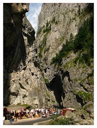 Cheile bicazului reprezintă una dintre cele mai frumoase şi impresionante atracţii naturale ale româniei, însă care, din păcate, este destul de puţin cunoscută atât în afara ţării, cât şi în interiorul ei. Cheile Bicazului Din NeamÈ› Monument Al Naturii De O FrumuseÈ›e Aparte