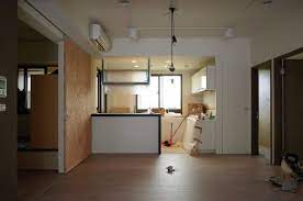 餐廳和廚房 只新增半島和懸吊式承板 左邊的是客房 這個房間是唯一採光不佳的房間 決定打掉半面牆 裝上osb板的大滑門和餐廳作空間的連結 也改善採光 house blue house room