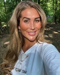 Michelle Roscoe's Instagram, Twitter & Facebook