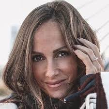 Ana Manrique's Instagram, Twitter & Facebook