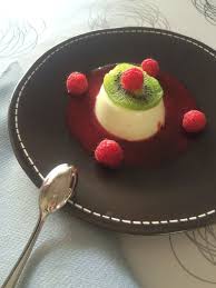 Panacotta Au Chocolat Blanc Kiwi Et Son Coulis De Framboise Graine De Faim Kely Coulis Framboise Chocolat Blanc Patisserie