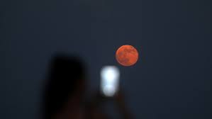 La luna llena nos ofrece ciertos beneficios en diferentes ámbitos de nuestra vida y para que sea siempre tu mejor aliada, te invito a descubrir las fases de luna de este. Una Luna De Fresa Iluminara El Cielo Esta Semana Y Dara Lugar A Un Eclipse Penumbral Canal Veo