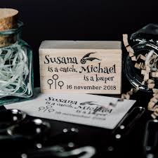 Harry potter asa çeşitlerini indirimli fiyatlarla almak için tıkla. Sello She Is A Catch He Is A Keeper Para Bodas Inspiradas En Harry Potter