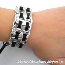 Bracelet Fait Avec Des Languettes De Canettes De Boissons Attachees En Fleur Par Du Ruban Puis Reliees Entre Elles Capsules De Canettes Bijoux Maison