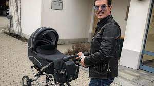 Lieber nutzer,wir, die mediengruppe rtl deutschland, arbeiten ständig daran, unsere digitalen produktefür sie zu optimieren und möglichst. Baby Fieber Chris Topperwien Mit Kinderwagen Unterwegs Promiflash De