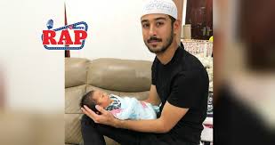 Isteri kepada penyanyi dan pelakon harris baba telah selamat melahirkan anak kedua mereka pada 1 september kemudian dan memperkenalkan bayi penyanyi yang popular dengan lagu 'katakan' itu mendirikan rumah tangga dengan bersama seorang perempuan dari keningau, sabah, nik naziha. Harris Baba Dapat Anak Kedua Harian Metro