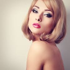 Mulher Bonita Da Composição Com Olhos Verdes E Batom Cor-de-rosa Short Foto  de Stock