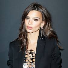 Emily ratajkowski surprised us all when she announced her marriage to producer sebastian. Emily Ratajkowski Shows Off Her Engagement Ring And It S Stunning Glamour
