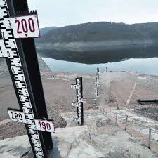 In der nacht auf freitag ist die rurtalsperre in der eifel übergelaufen. Der Rursee Fallt Und Fallt Umweltsunden Werden Sichtbar Nrw