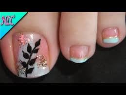 Diseños de uñas para pies en color amarillo con plata. Diseno De Unas Para Pies Degradado Y Espigas Frances Facil De Hacer French Nail Art Nlc You Arte De Unas De Pies Disenos De Unas Pies Unas Manos Y Pies